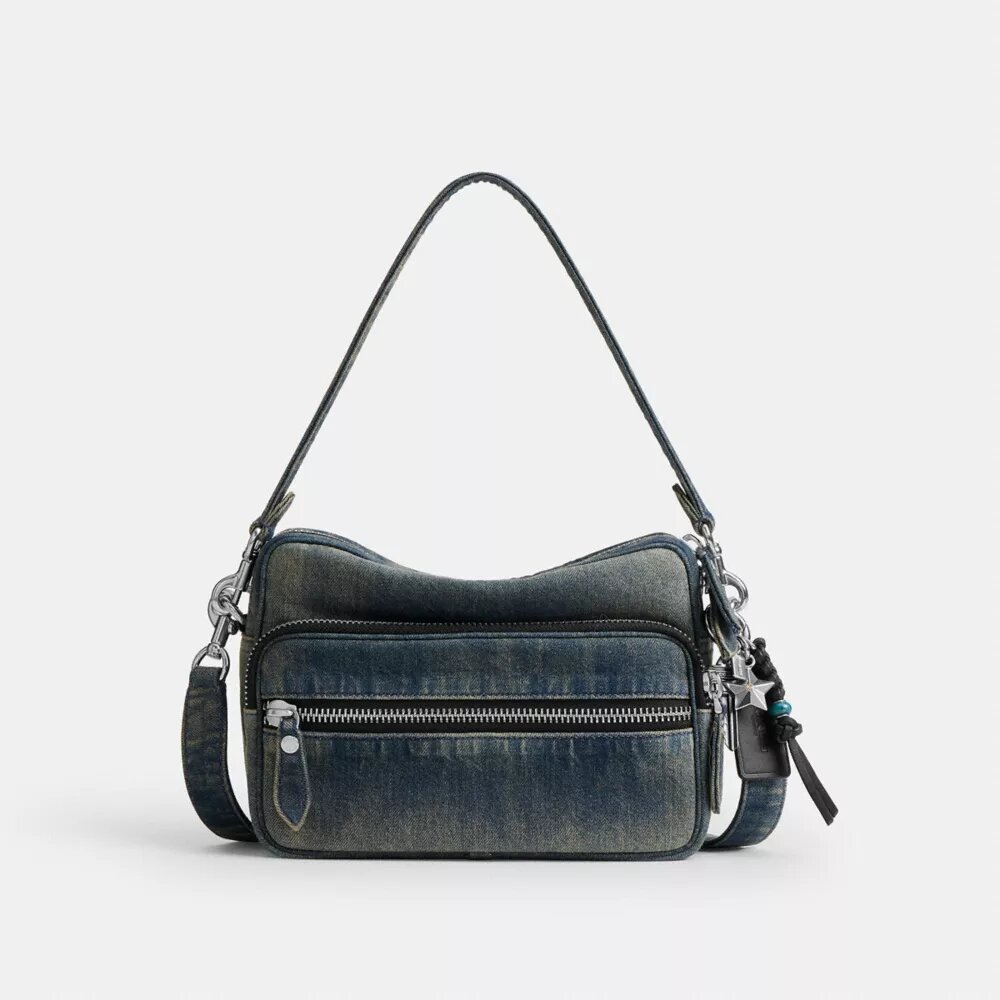 Dakota crossbody-taske i regenerativ bomuldsdenim med vedhæng