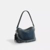Dakota crossbody-taske i regenerativ bomuldsdenim med vedhæng