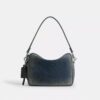 Dakota crossbody-taske i regenerativ bomuldsdenim med vedhæng