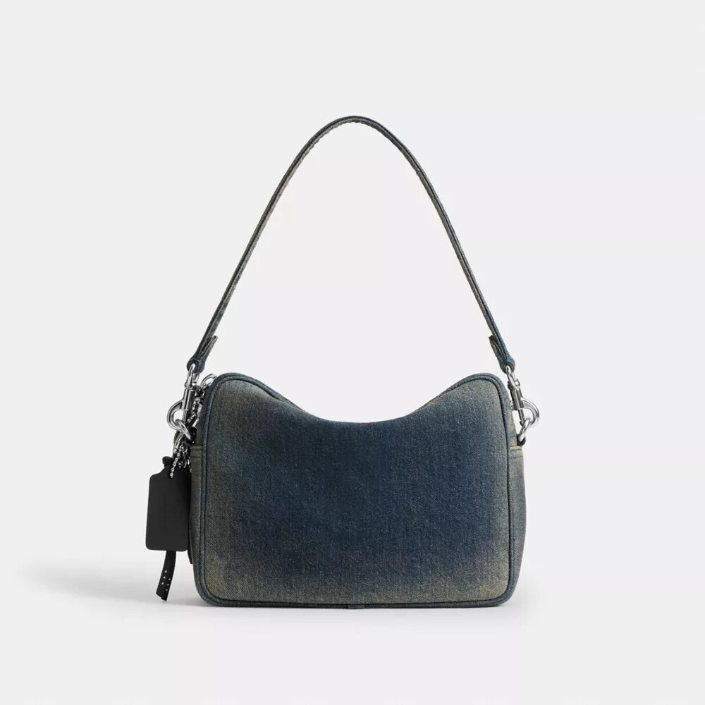 Dakota crossbody-taske i regenerativ bomuldsdenim med vedhæng