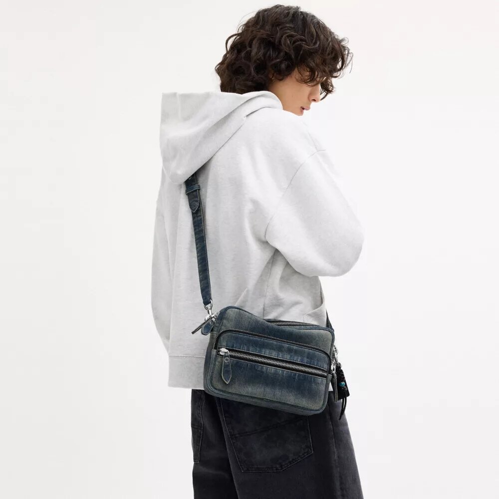 Dakota crossbody-taske i regenerativ bomuldsdenim med vedhæng