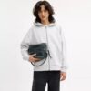 Dakota crossbody-taske i regenerativ bomuldsdenim med vedhæng