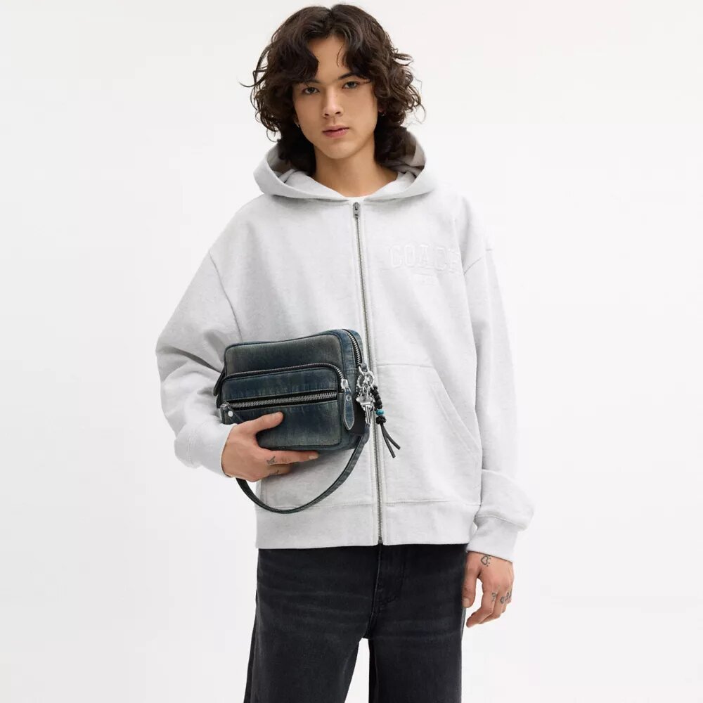 Dakota crossbody-taske i regenerativ bomuldsdenim med vedhæng