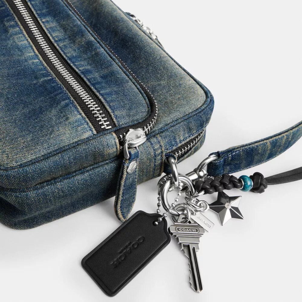 Dakota crossbody-taske i regenerativ bomuldsdenim med vedhæng