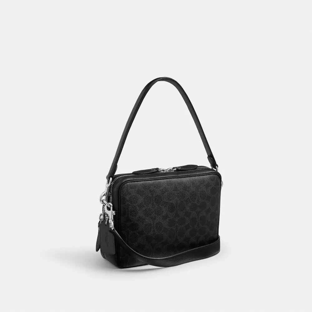 Dakota crossbody-taske i Signature Canvas