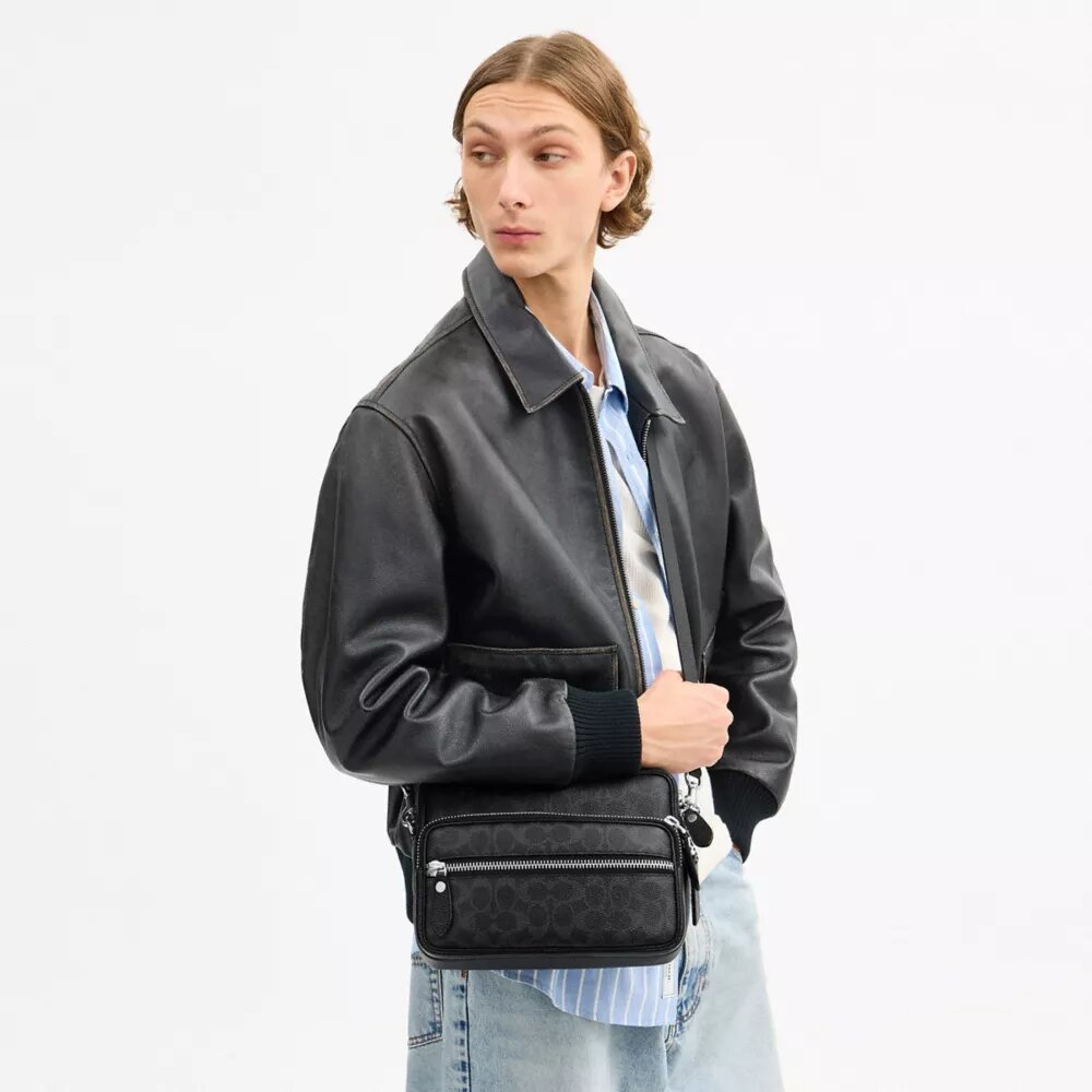 Dakota crossbody-taske i Signature Canvas