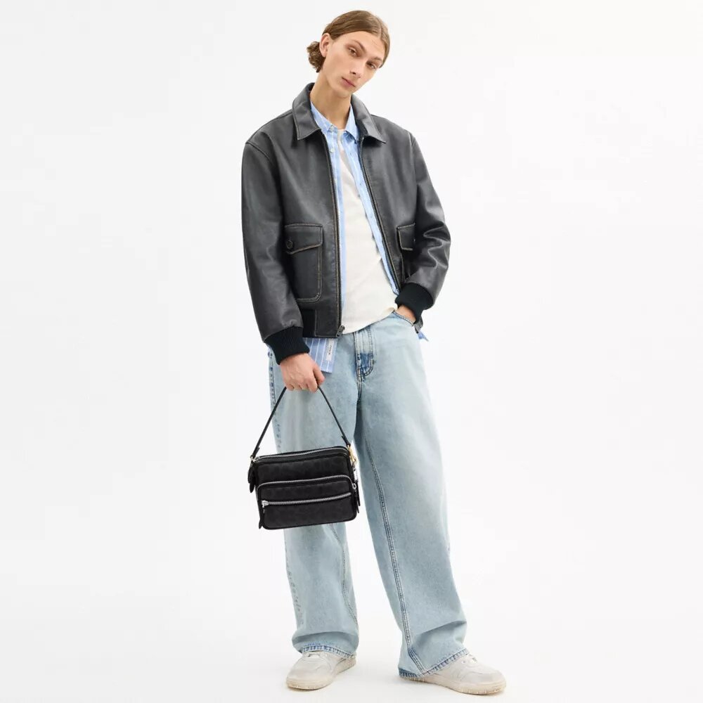 Dakota crossbody-taske i Signature Canvas