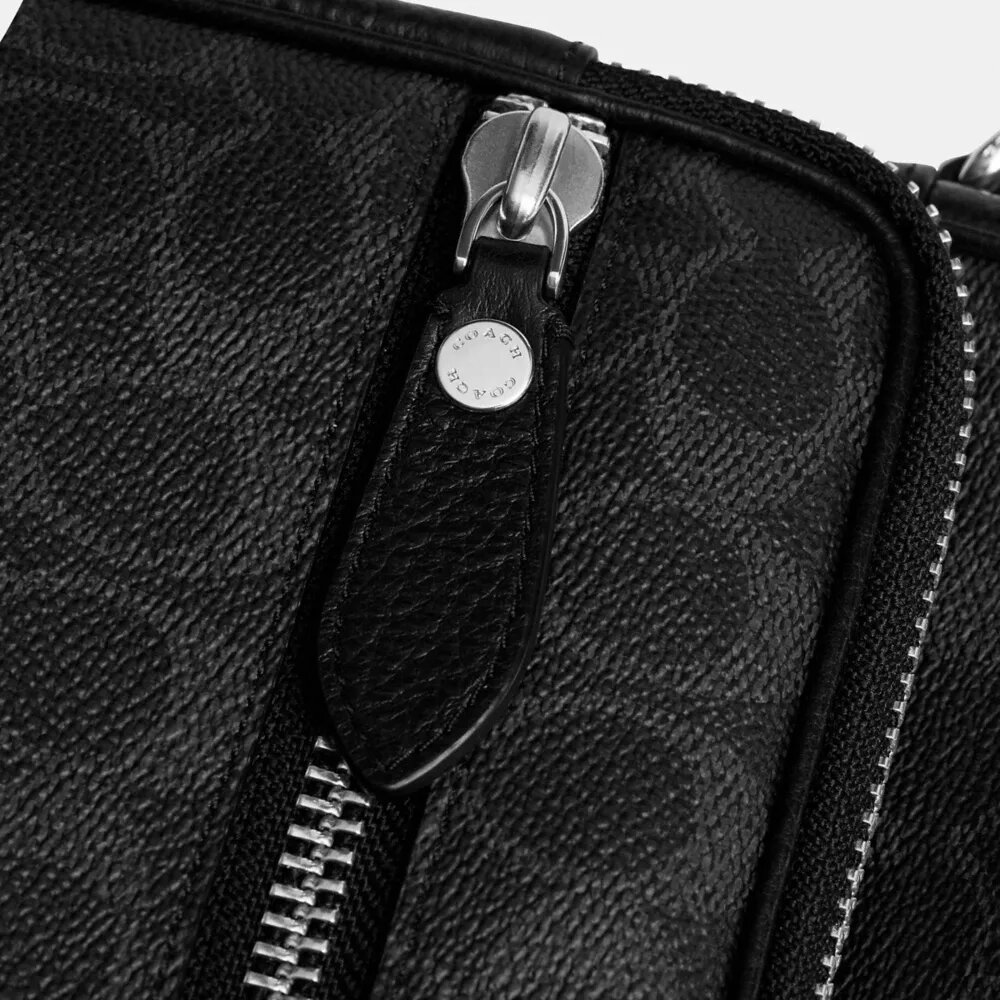 Dakota crossbody-taske i Signature Canvas