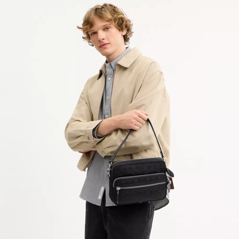 Dakota crossbody-taske i Signature Nylon