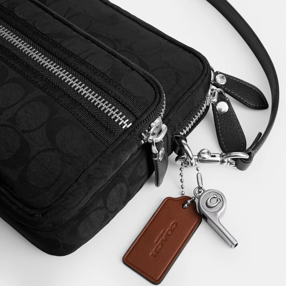 Dakota crossbody-taske i Signature Nylon