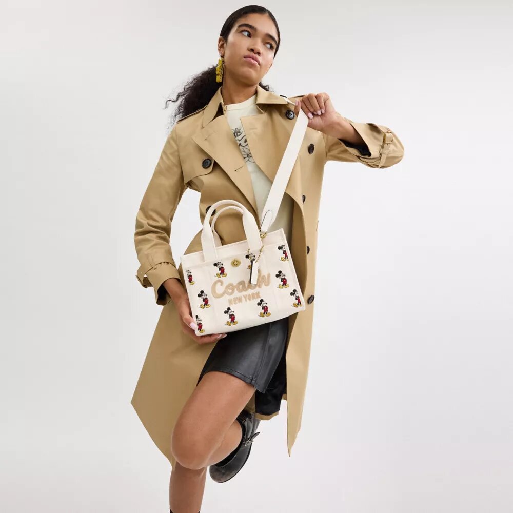 Disney X Coach Cargo Tote-tasker 26 med Mickey Mouse i regenerativt bomuldslærred