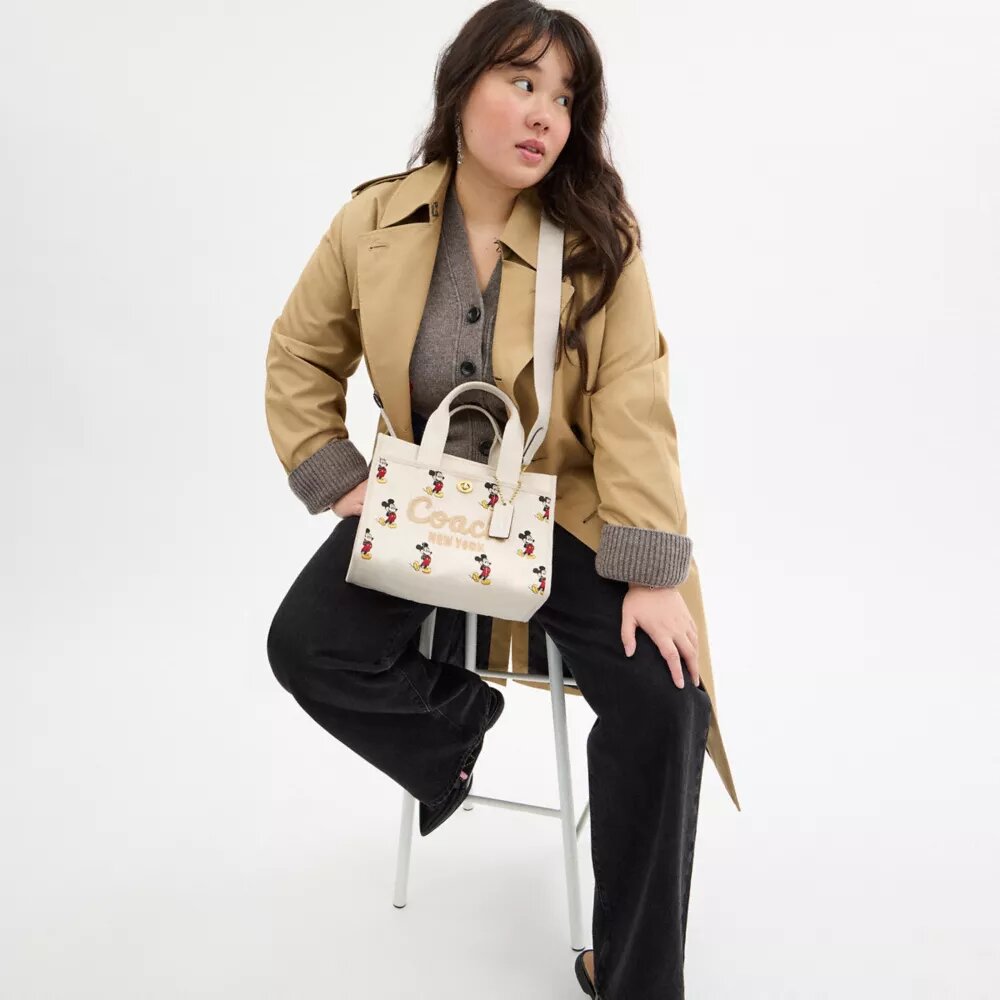 Disney X Coach Cargo Tote-tasker 26 med Mickey Mouse i regenerativt bomuldslærred