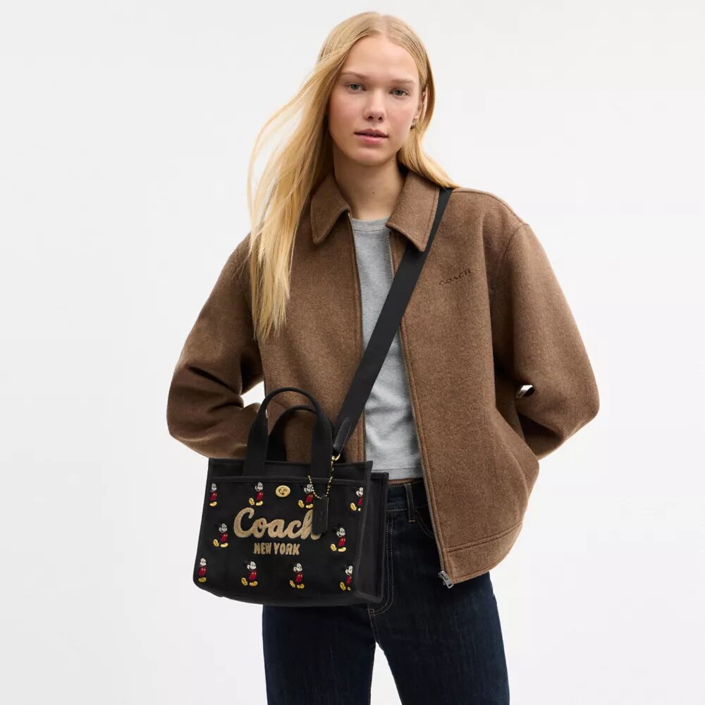 Disney X Coach Cargo Tote-tasker 26 med Mickey Mouse i regenerativt bomuldslærred