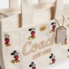 Disney X Coach Cargo Tote-tasker 26 med Mickey Mouse i regenerativt bomuldslærred