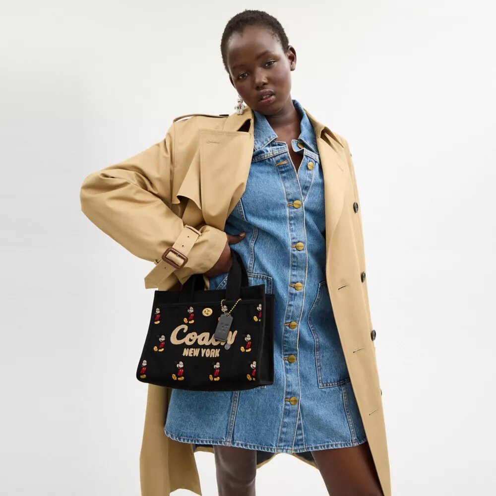 Disney X Coach Cargo Tote-tasker 26 med Mickey Mouse i regenerativt bomuldslærred