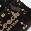 Disney X Coach Cargo Tote-tasker 26 med Mickey Mouse i regenerativt bomuldslærred