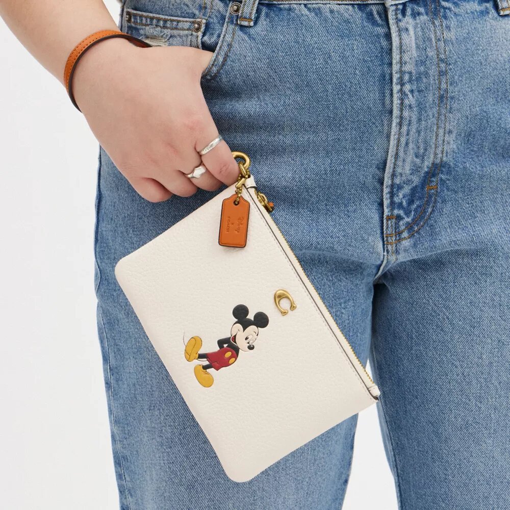 Disney X Coach Essential lille håndledstaske i regenerativt læder med Mickey Mouse