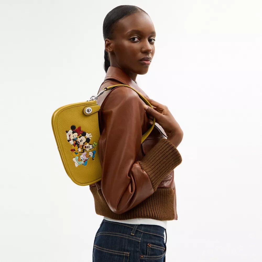 Disney X Coach Swinger-taske i regenereret læder med Mickey Mouse og venner