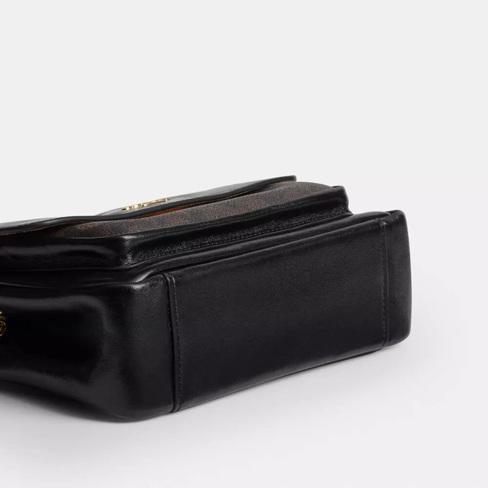 Elodie crossbody-taske 18 i Signature Canvas