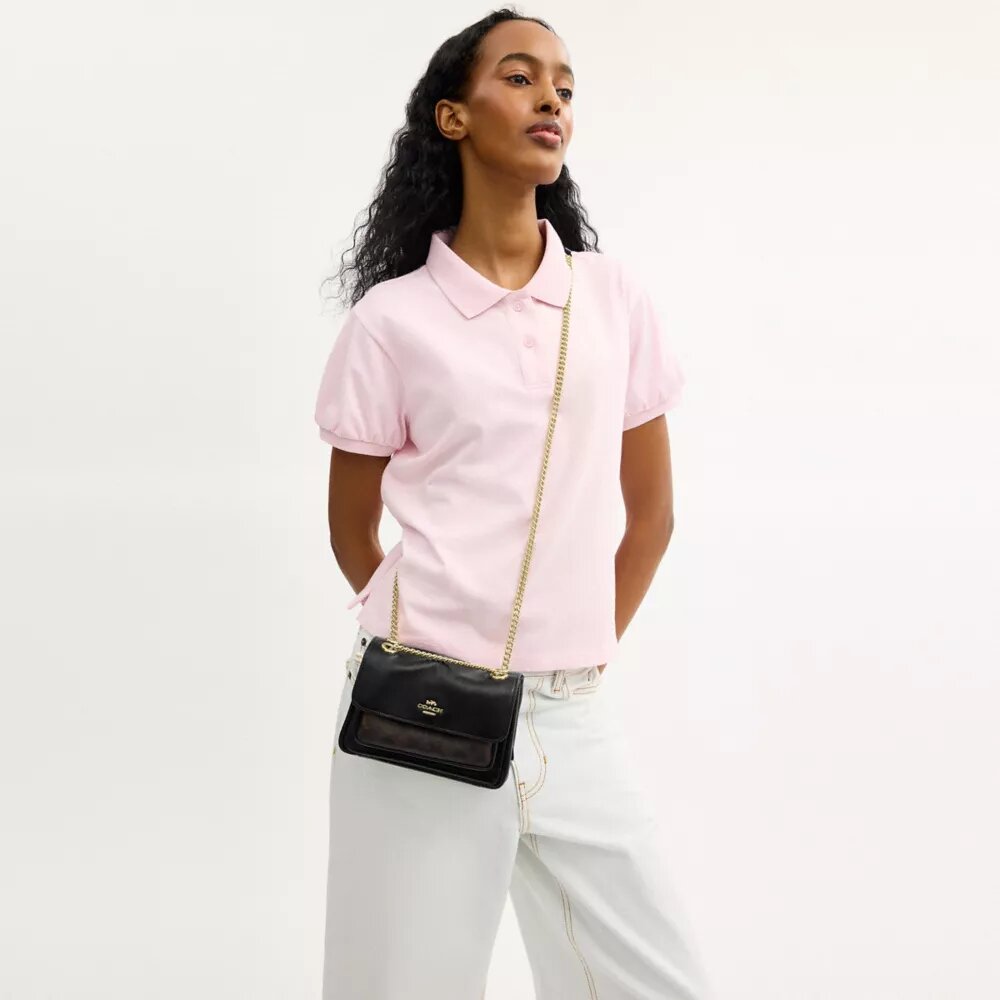 Elodie crossbody-taske 18 i Signature Canvas