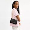 Elodie crossbody-taske 18 i Signature Canvas