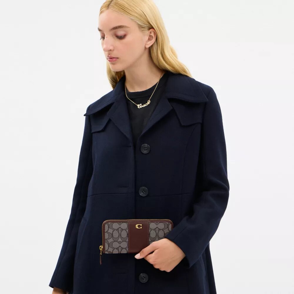 Essential Slim Accordion Zip-punge i vores signatur-jacquard