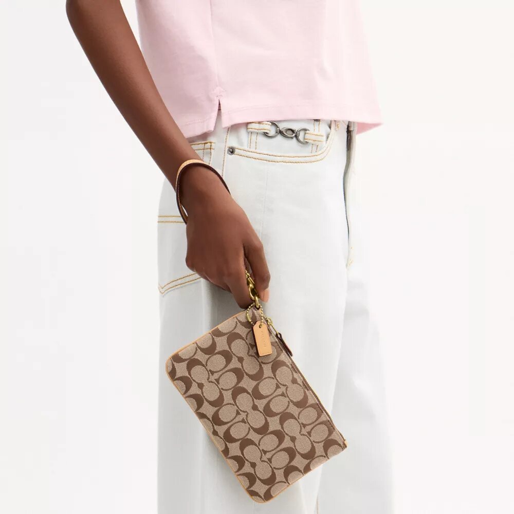 Essential Small Håndledstaske i vores signatur-jacquard