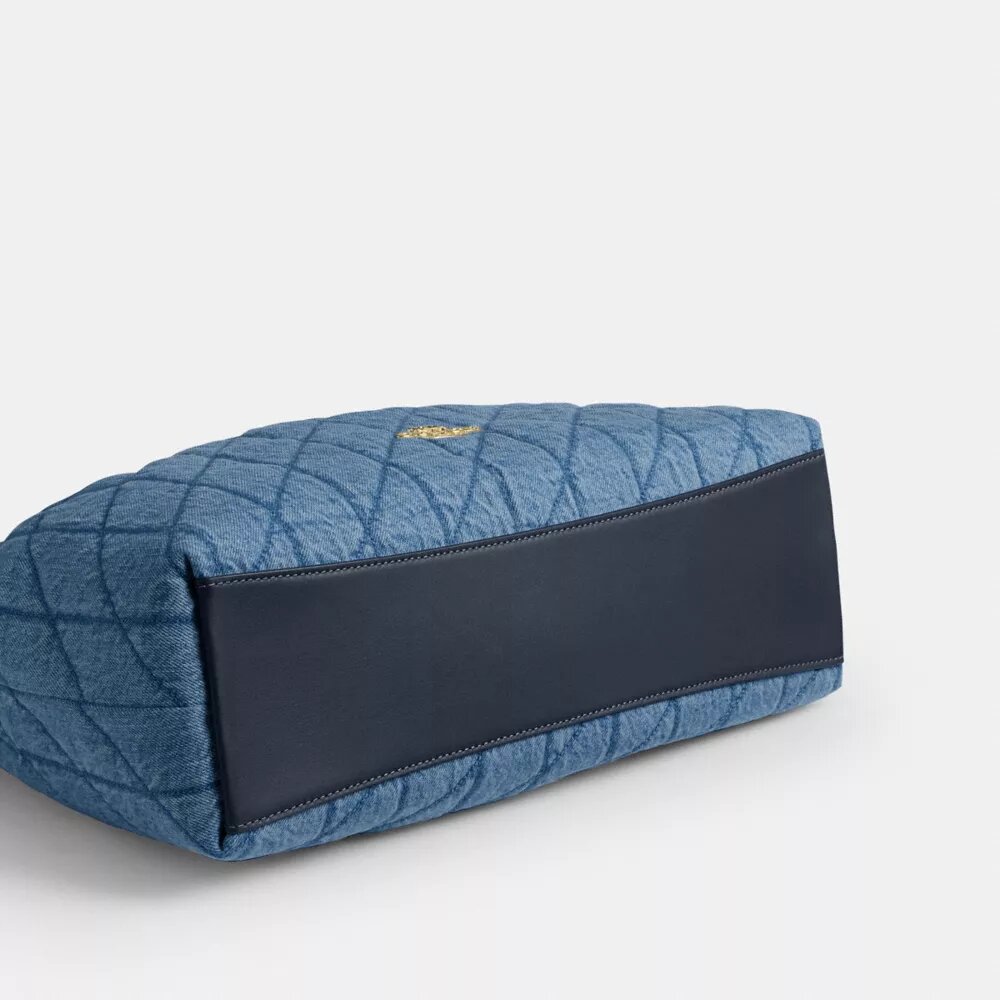 Evelyn stor skuldertaske i regenerativ bomuld med quiltning