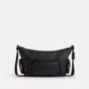 Finn crossbody-taske med lommer i Signature Canvas