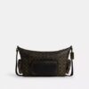 Finn crossbody-taske med lommer i Signature Canvas