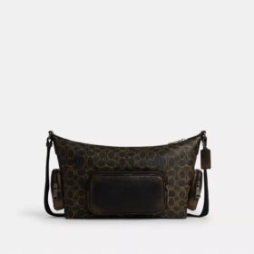 Finn crossbody-taske med lommer i Signature Canvas