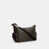 Finn crossbody-taske med lommer i Signature Canvas