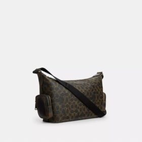 Finn crossbody-taske med lommer i Signature Canvas