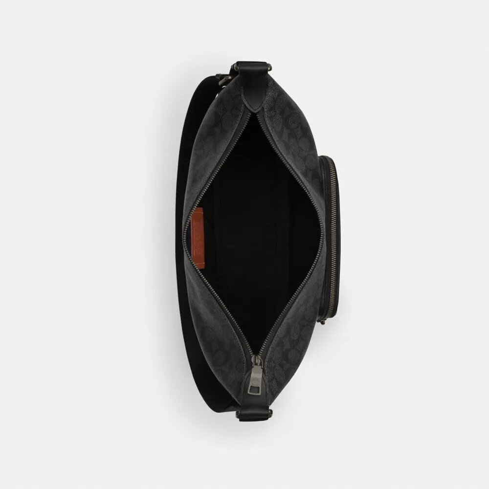 Finn crossbody-taske med lommer i Signature Canvas