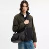 Finn crossbody-taske med lommer i Signature Canvas