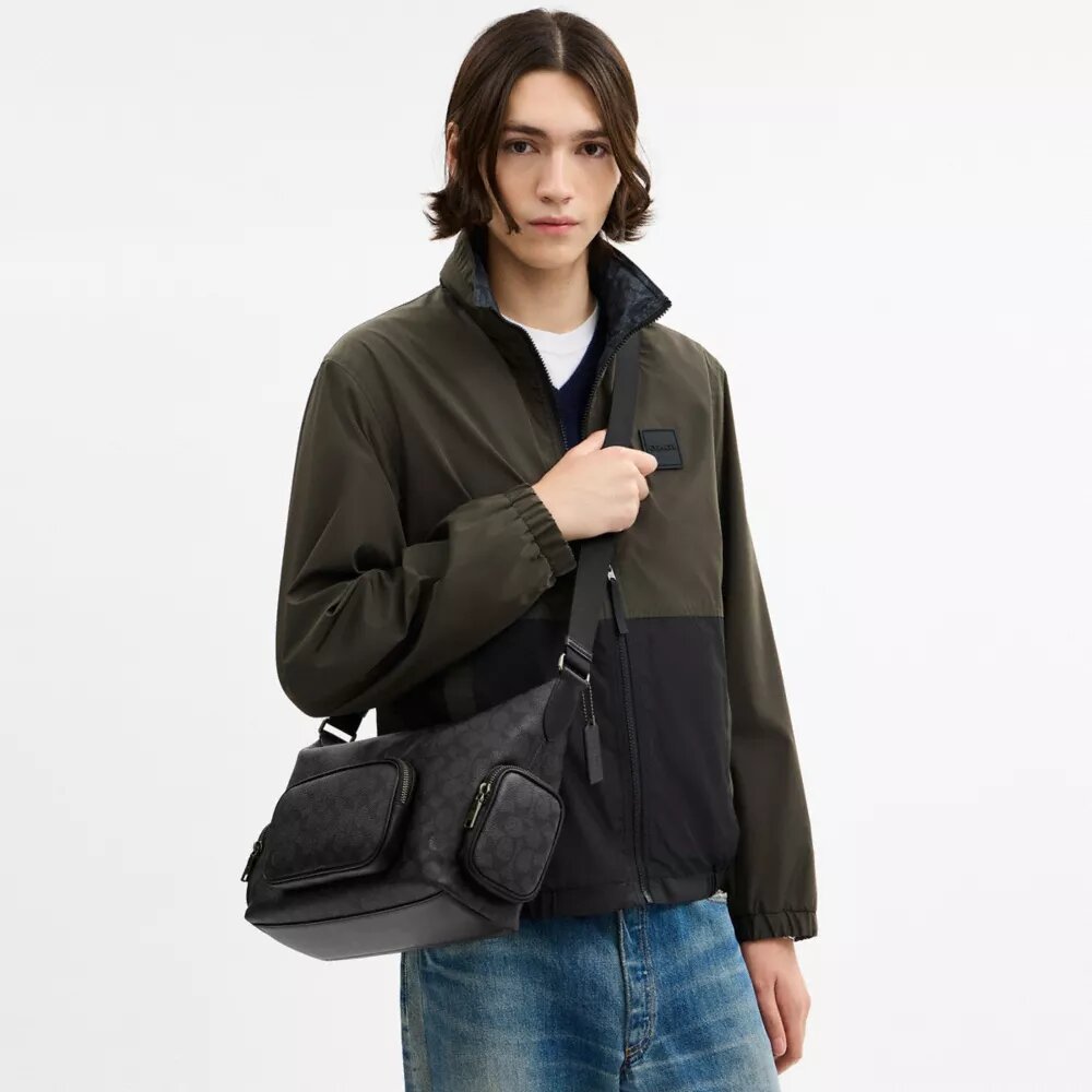 Finn crossbody-taske med lommer i Signature Canvas