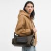 Finn crossbody-taske med lommer i Signature Canvas