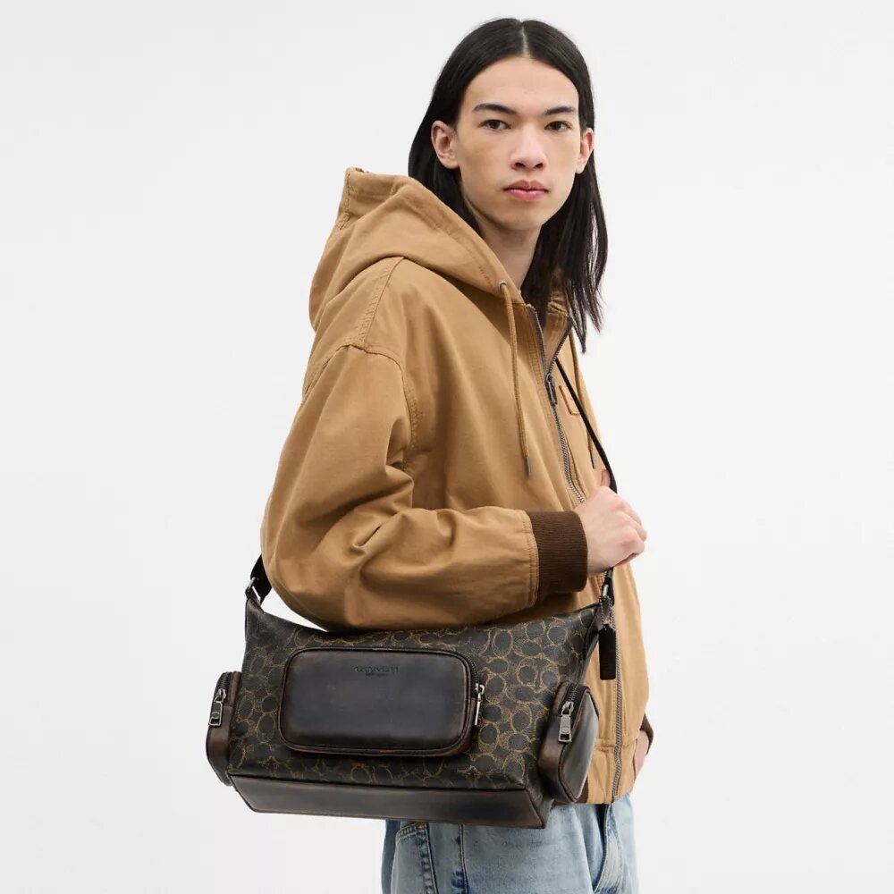 Finn crossbody-taske med lommer i Signature Canvas