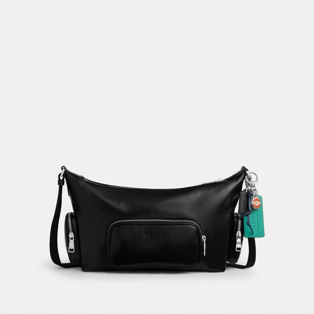 Finn crossbody-taske med lommer og Vedhæng