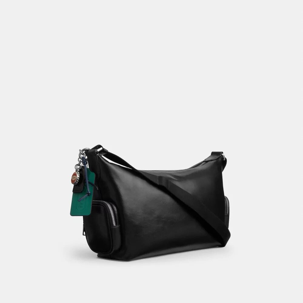 Finn crossbody-taske med lommer og Vedhæng