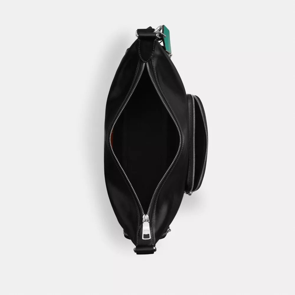 Finn crossbody-taske med lommer og Vedhæng