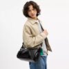 Finn crossbody-taske med lommer og Vedhæng