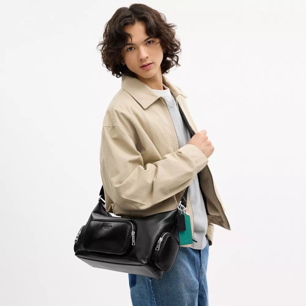 Finn crossbody-taske med lommer og Vedhæng