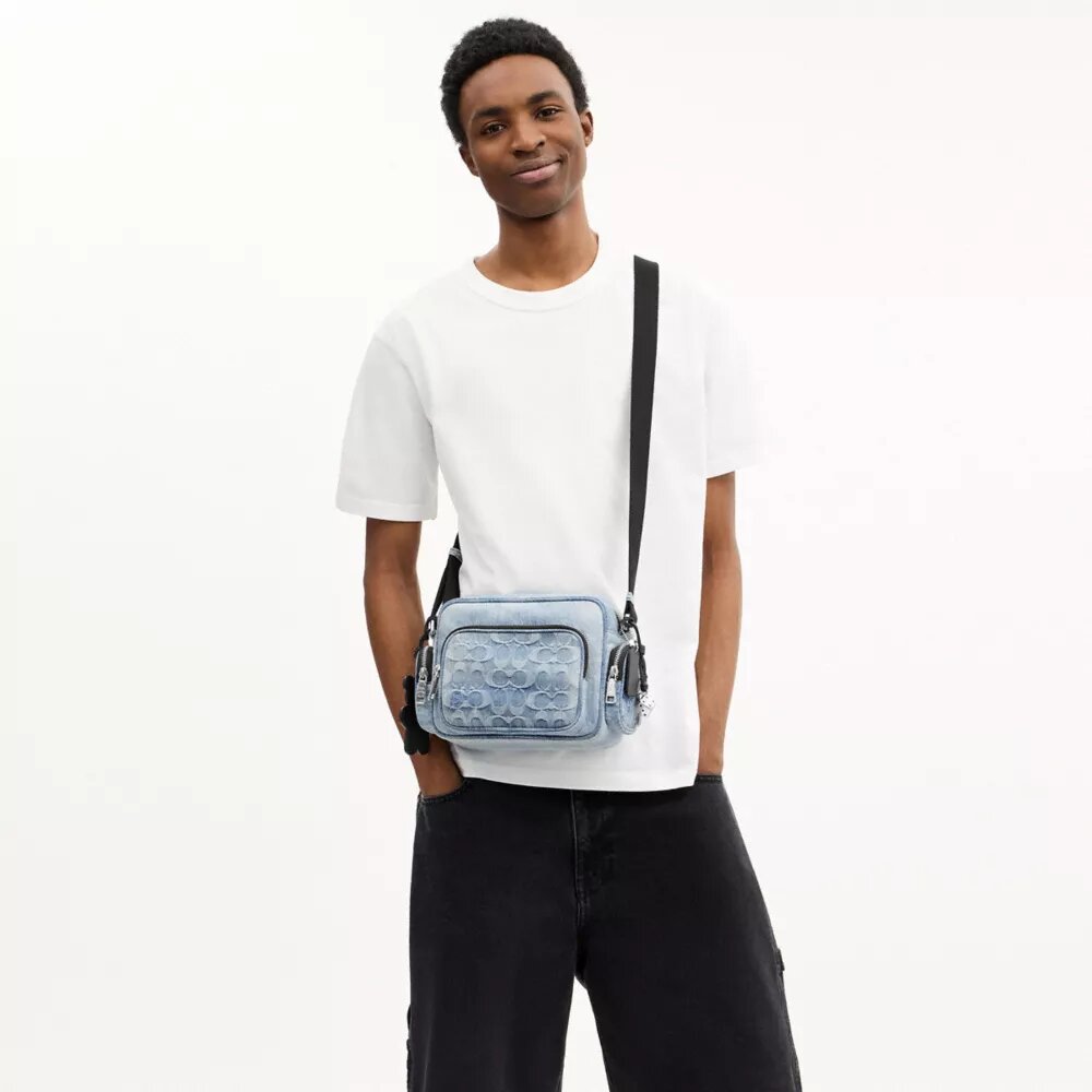 Fletcher crossbody-taske i den populære signatur-denim