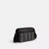 Graham-crossbody-taske i Signature Canvas med striber