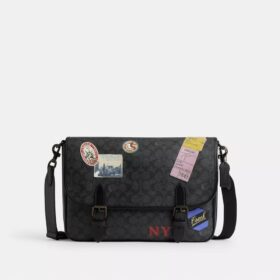 Hitch-messengertaske i Signature Canvas med patches