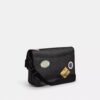 Hitch-messengertaske i Signature Canvas med patches