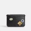 Hitch-messengertaske i Signature Canvas med patches
