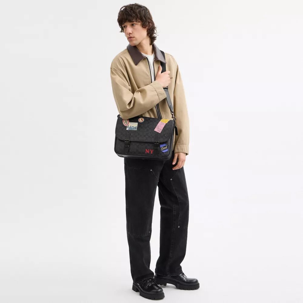 Hitch-messengertaske i Signature Canvas med patches