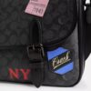 Hitch-messengertaske i Signature Canvas med patches